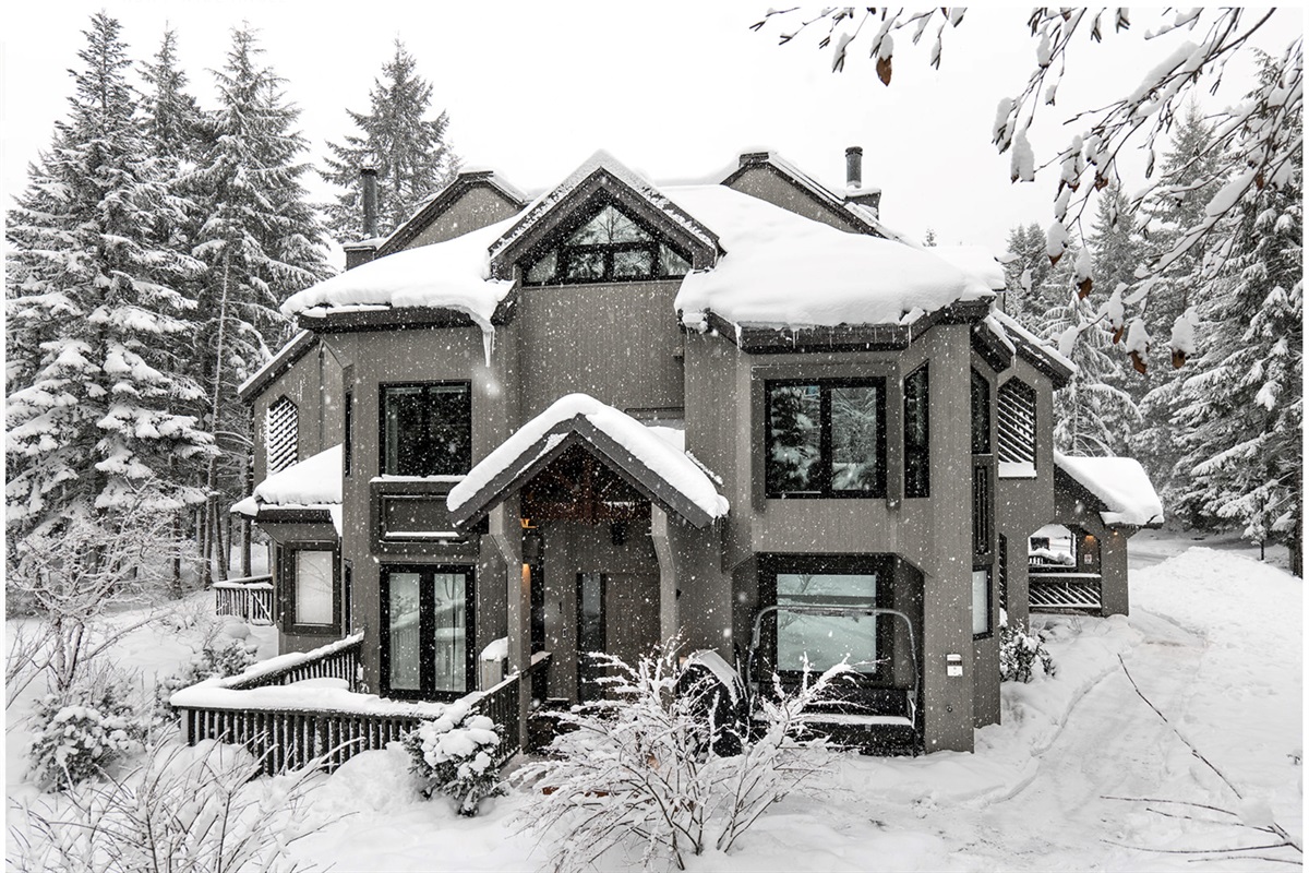 Luxury 4-bedroom Whistler Village townhome with true ski-in/ski-out access at Skier’s Plaza. Creekside setting overlooking Fitzsimmons Creek, directly beside the pedestrian-only Fitzsimmons Trail. Steps to Whistler Village Stroll, Upper Village, gondolas