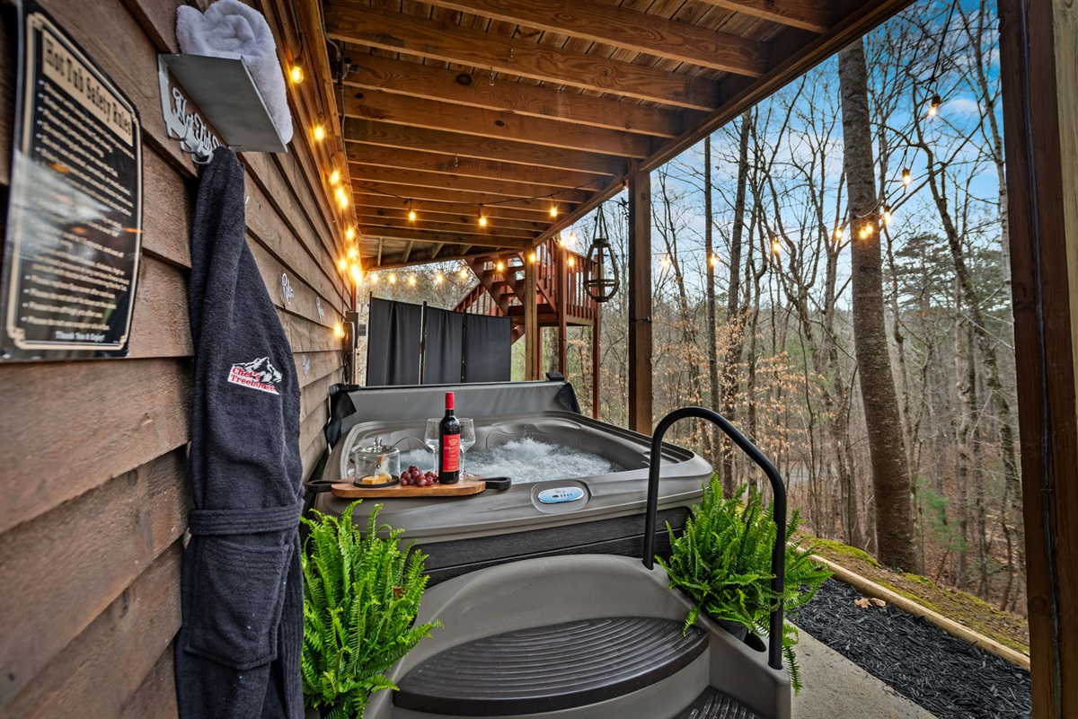 Soak away your worries, sip your favorite drink, and slow down 🍷🫧 in our cozy hot tub.
