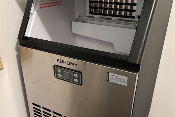 Newly added ice machine for guest's use