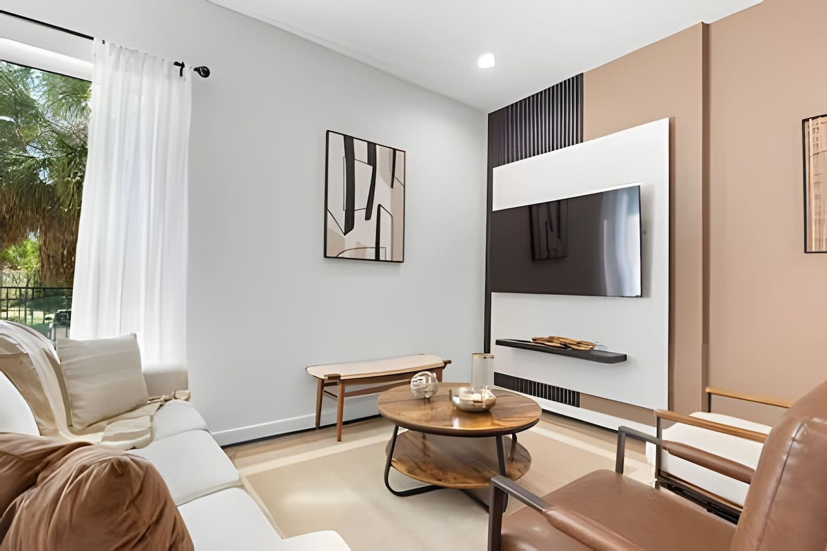 Enjoy a space full of natural light and inviting warmth, ideal for family time!