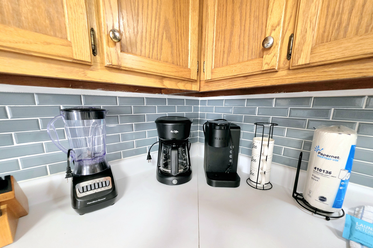 Nest side – Coffee makers and blender on the kitchen counter