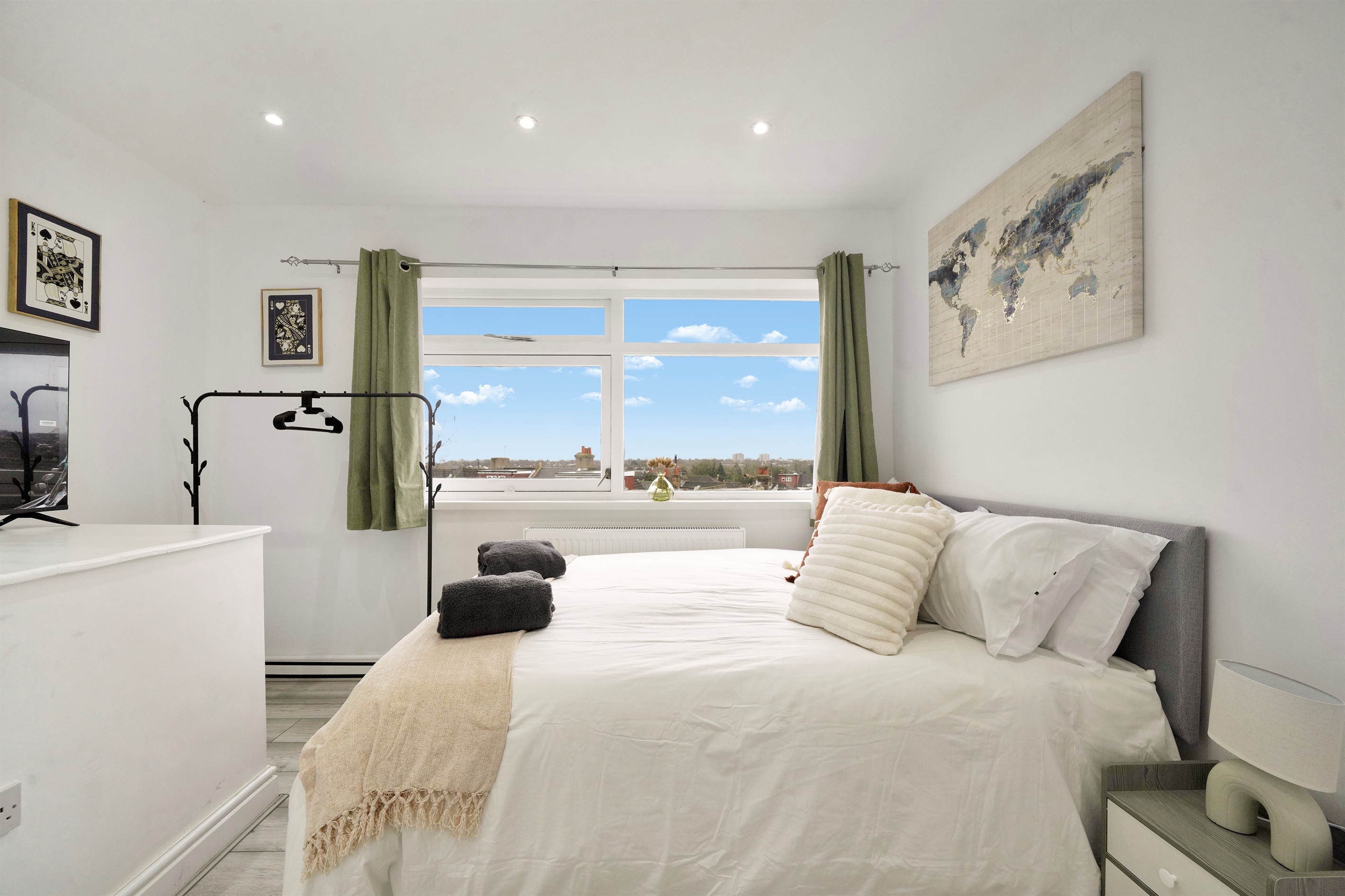 [bright and airy, smart TV, easy storage]