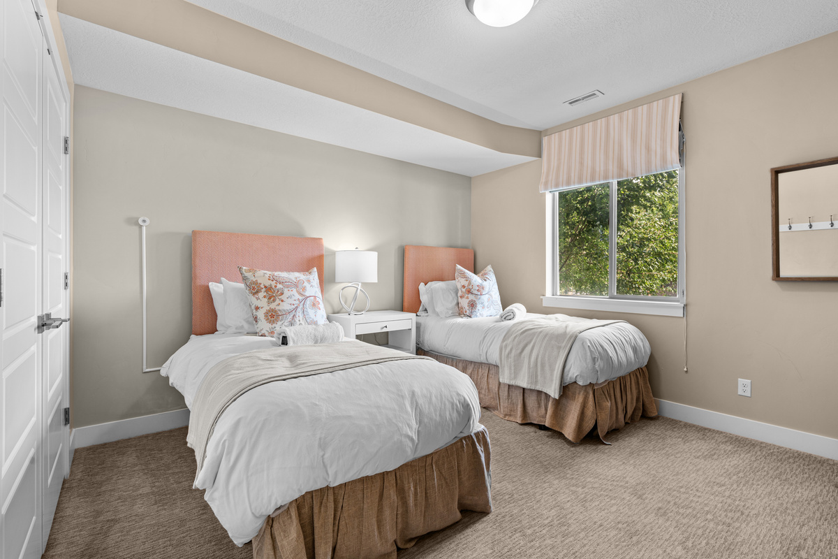 Flexible bedroom with two luxurious XL twin beds.