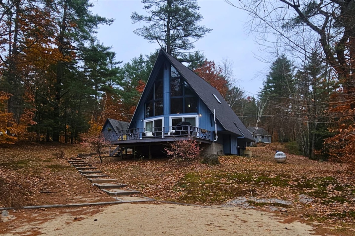 Enjoy the Wonderful views of the lake from this cozy cabin.