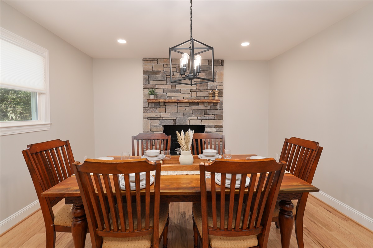 Dining Room seats 6