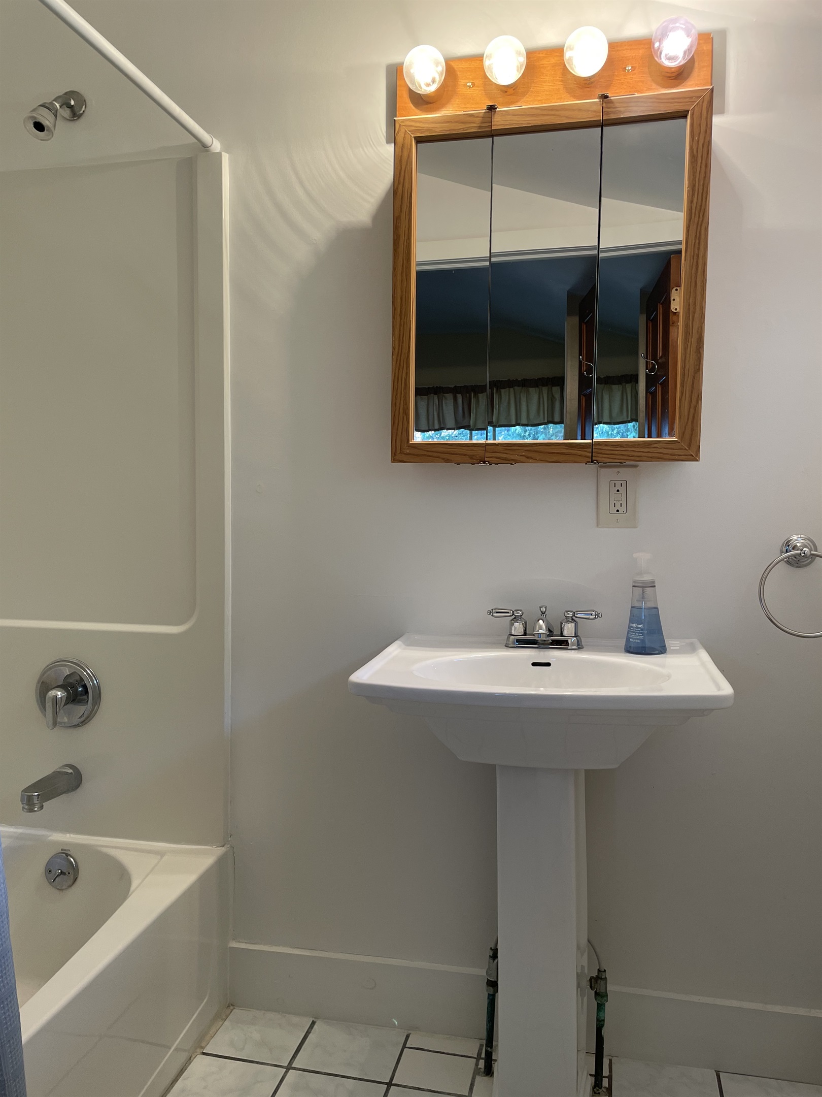 2nd floor - bathroom #2 w/ tub/shower