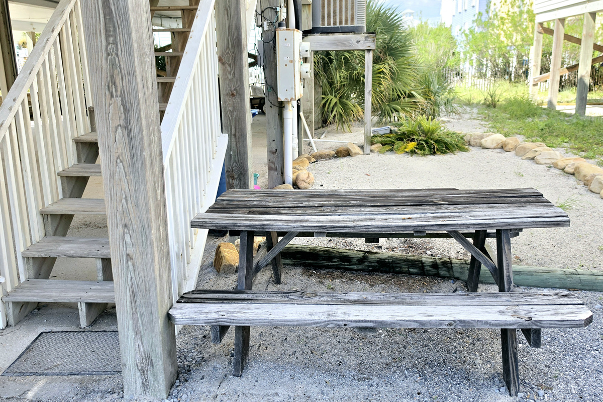 Nest side – Picnic table under the home