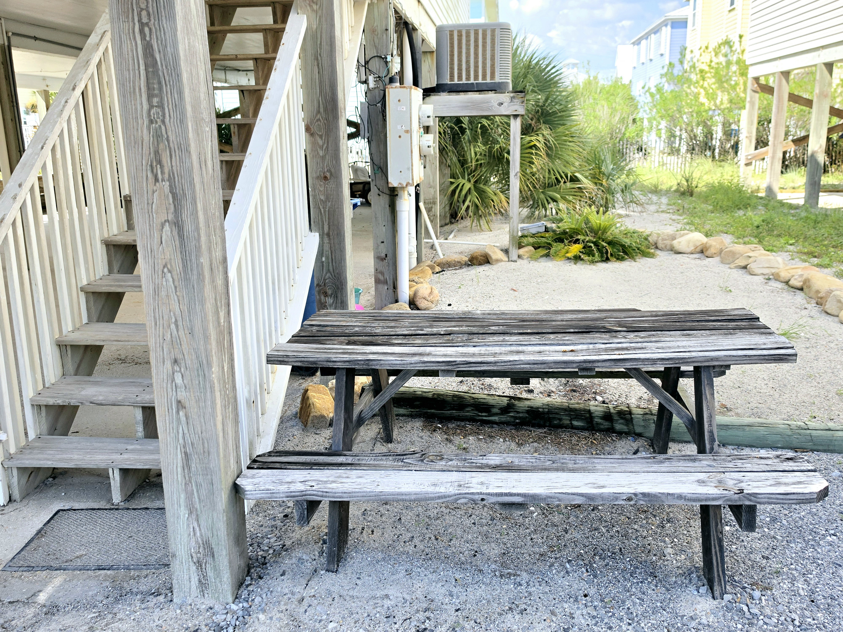 Nest side – Picnic table under the home