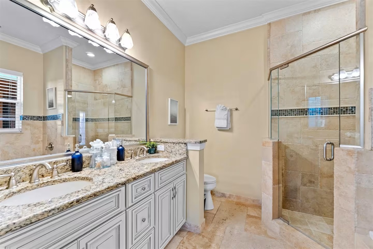 Spa-like comfort for everyday ease 🚿
Enjoy dual sinks, granite counters, and a spacious walk-in shower—perfect for getting ready or unwinding after long beach days.
