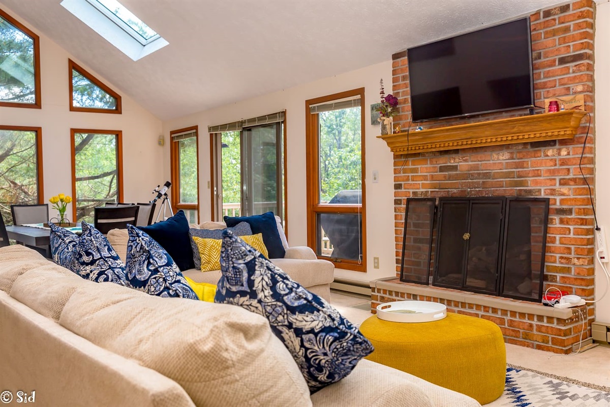 2nd level - Living room with fireplace