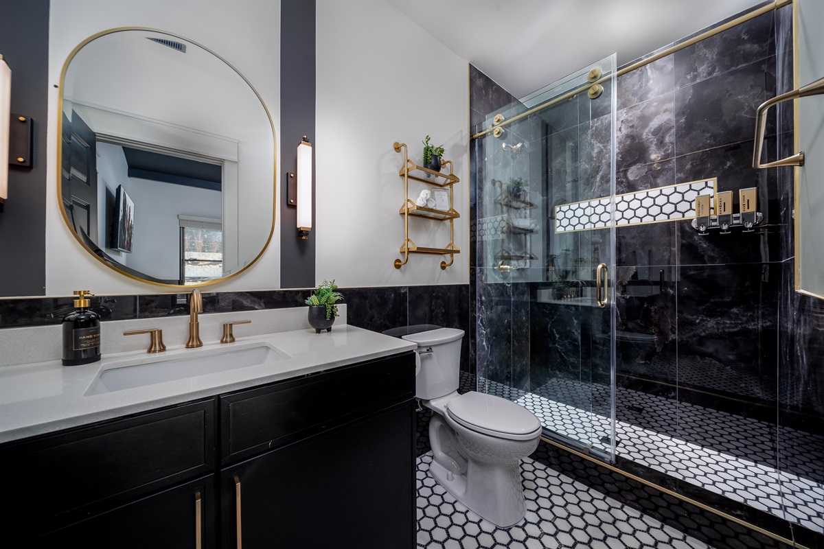 En-suite bathroom with walk in shower.