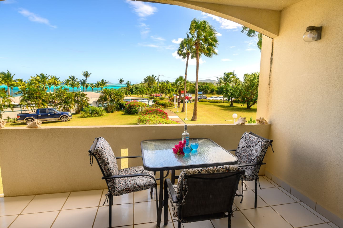 Enjoy your breakfast or a nice glass of wine on this balcony with a serene ocean view!