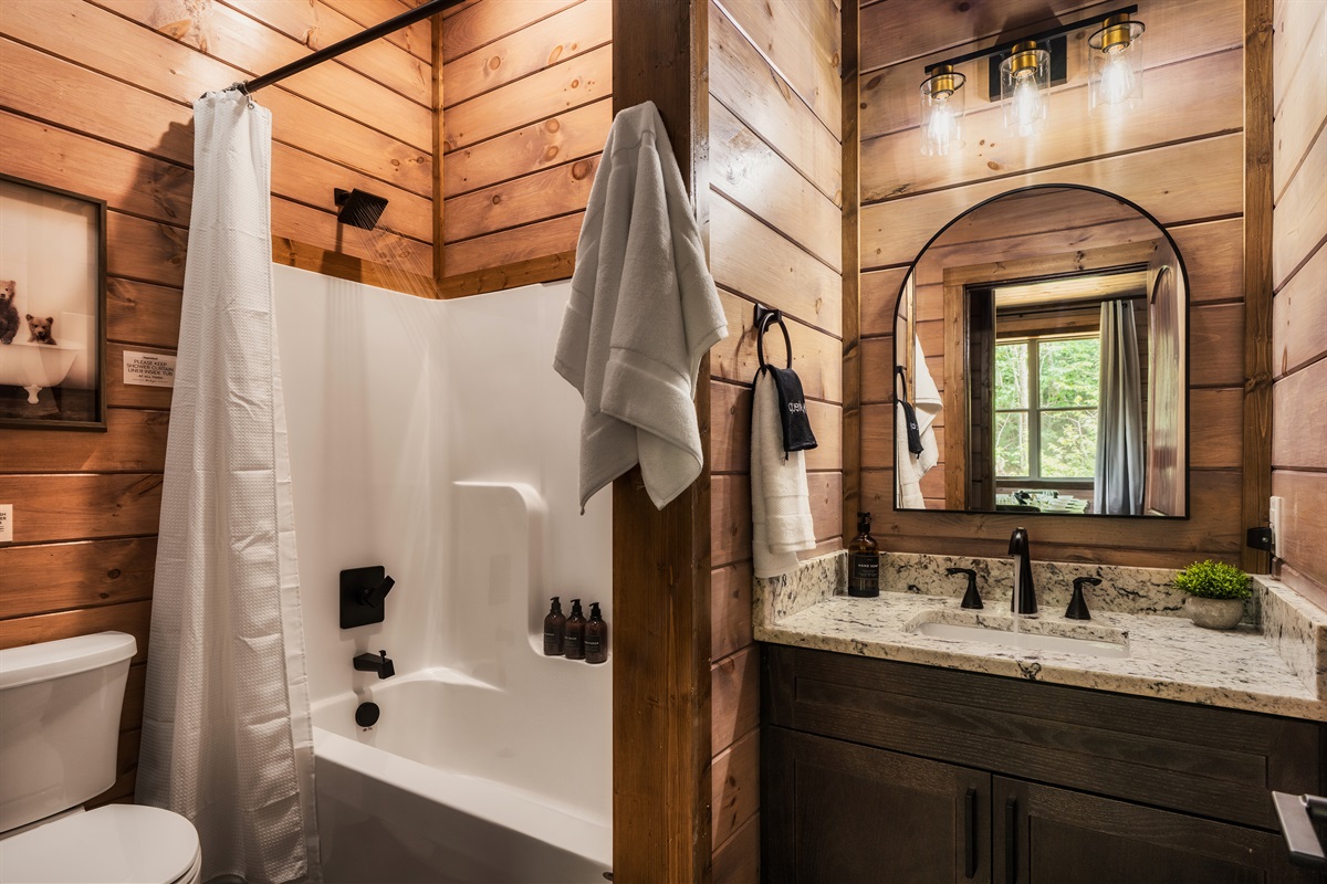 Bathroom 2: En suite full bathroom with shower/ tub combo