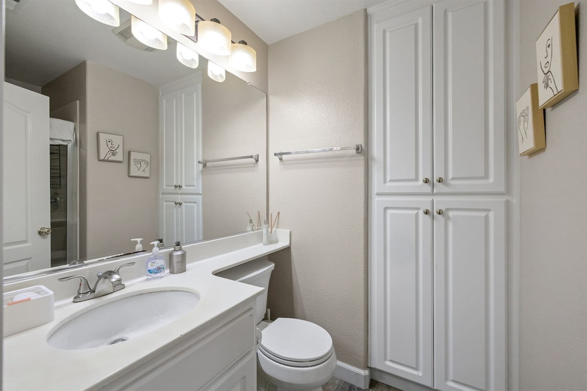 Full Bathroom 4