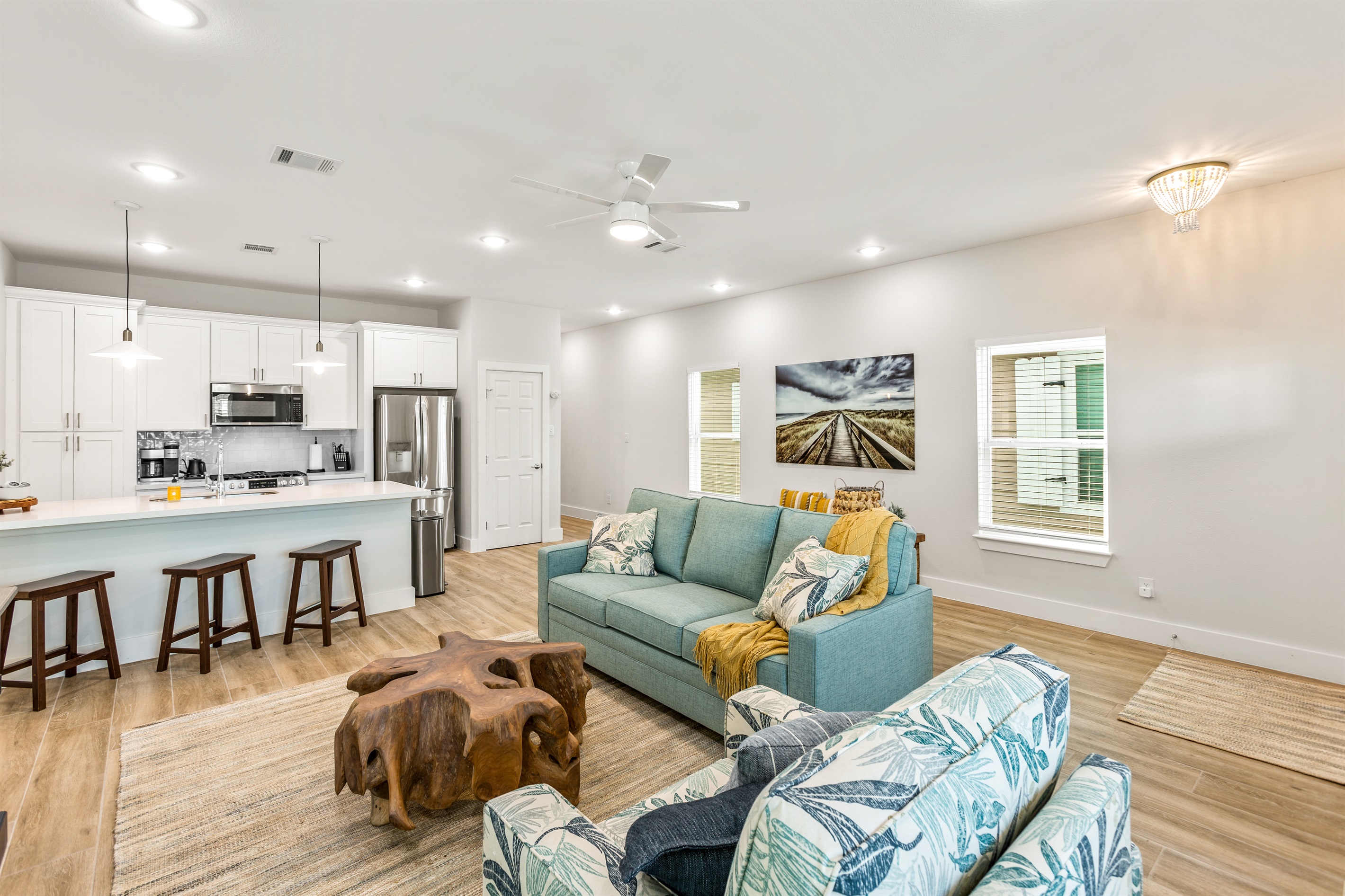 Enjoy the openness! Large open area for gathering with plenty of seating.