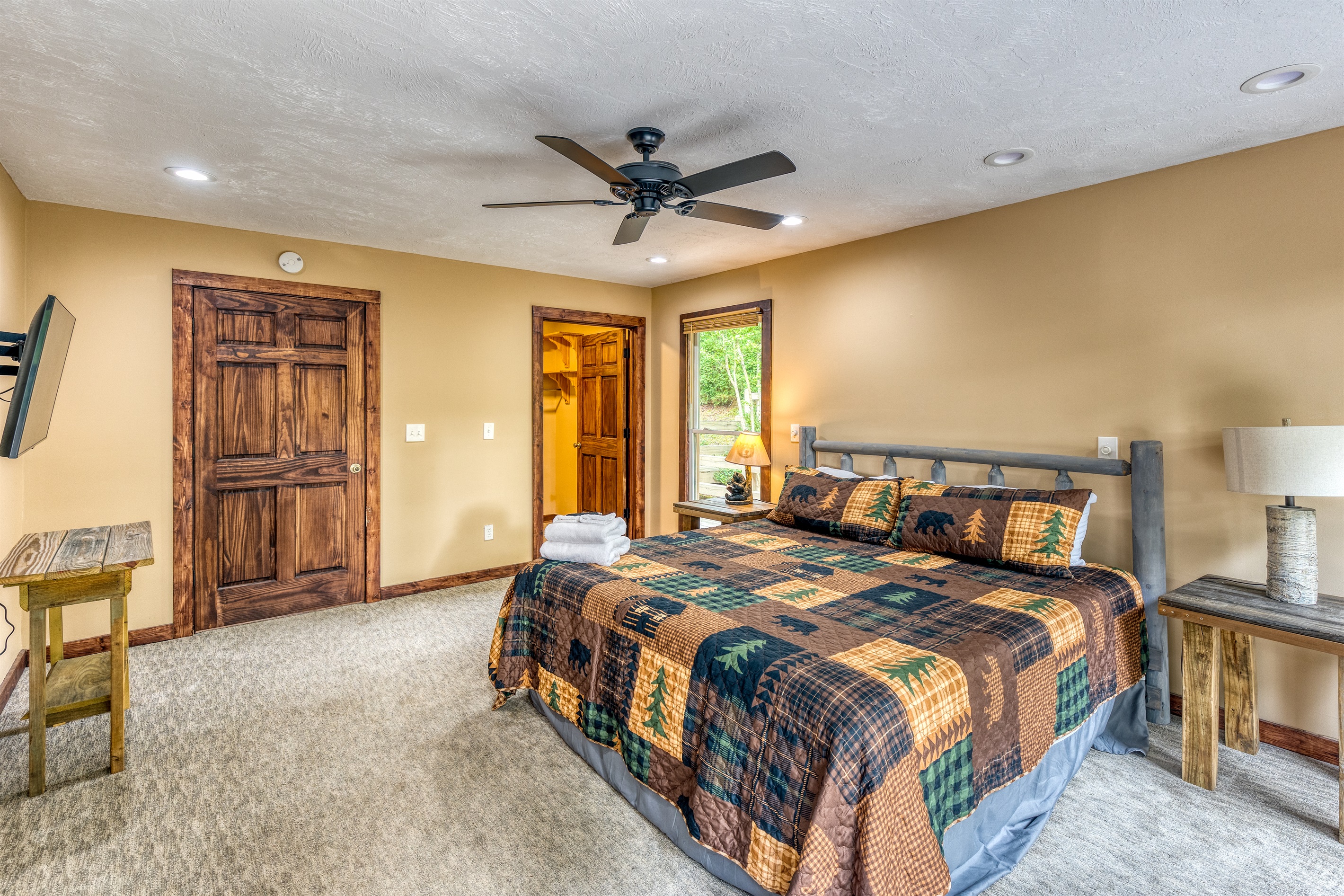 Master Bedroom (Left Wing)
