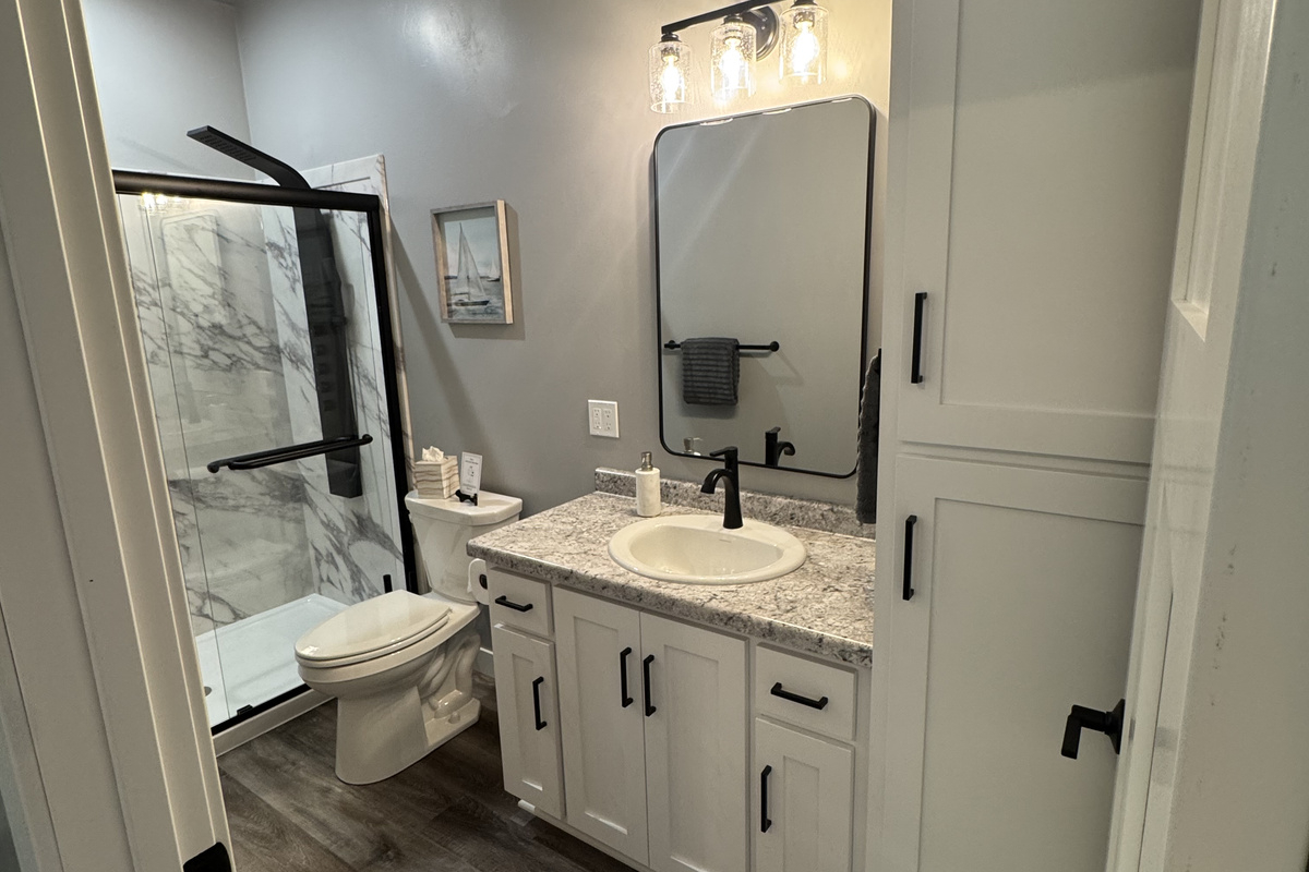 Full bathroom in bedroom 2