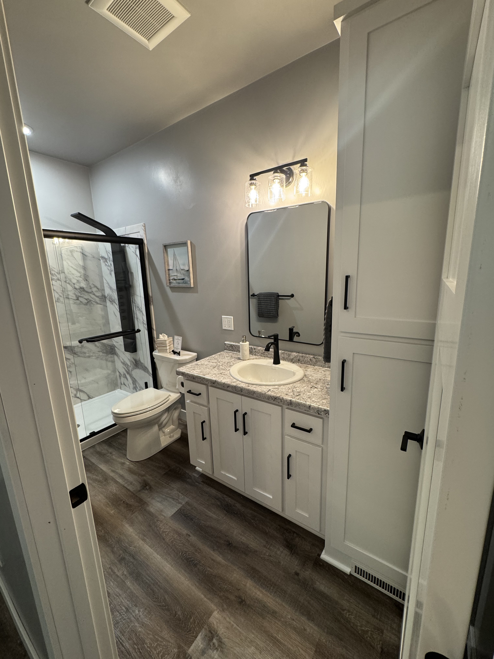 Full bathroom in bedroom 2
