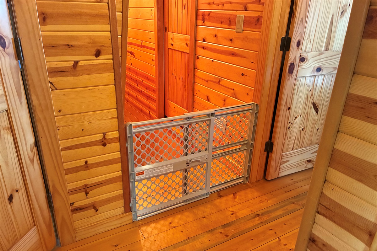 Baby gates provided at Poppywood Pines add extra peace of mind for families traveling with little ones. Thoughtfully placed in the cabin to help create a safe, child-friendly environment so parents can relax while kids explore the cozy mountain retreat. 👶