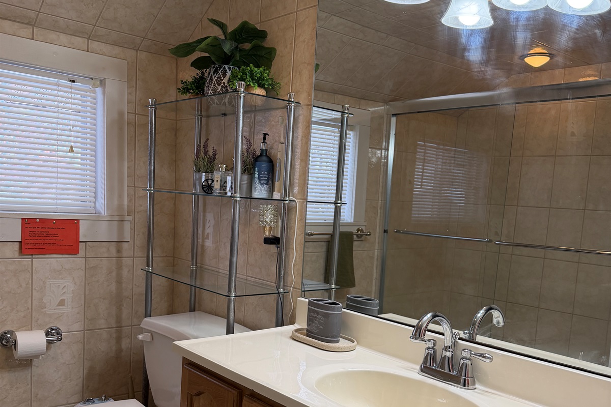 2nd floor bathroom with tub/shower