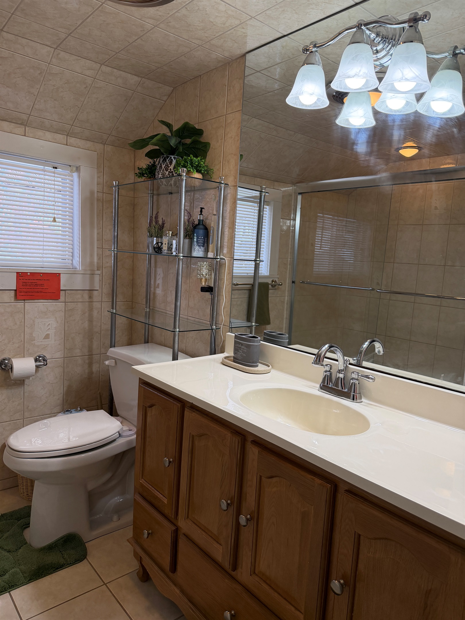 2nd floor bathroom with tub/shower