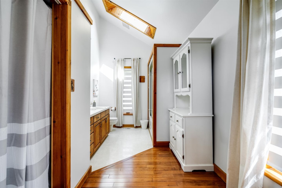 King Bedroom Ensuite Full Bathroom