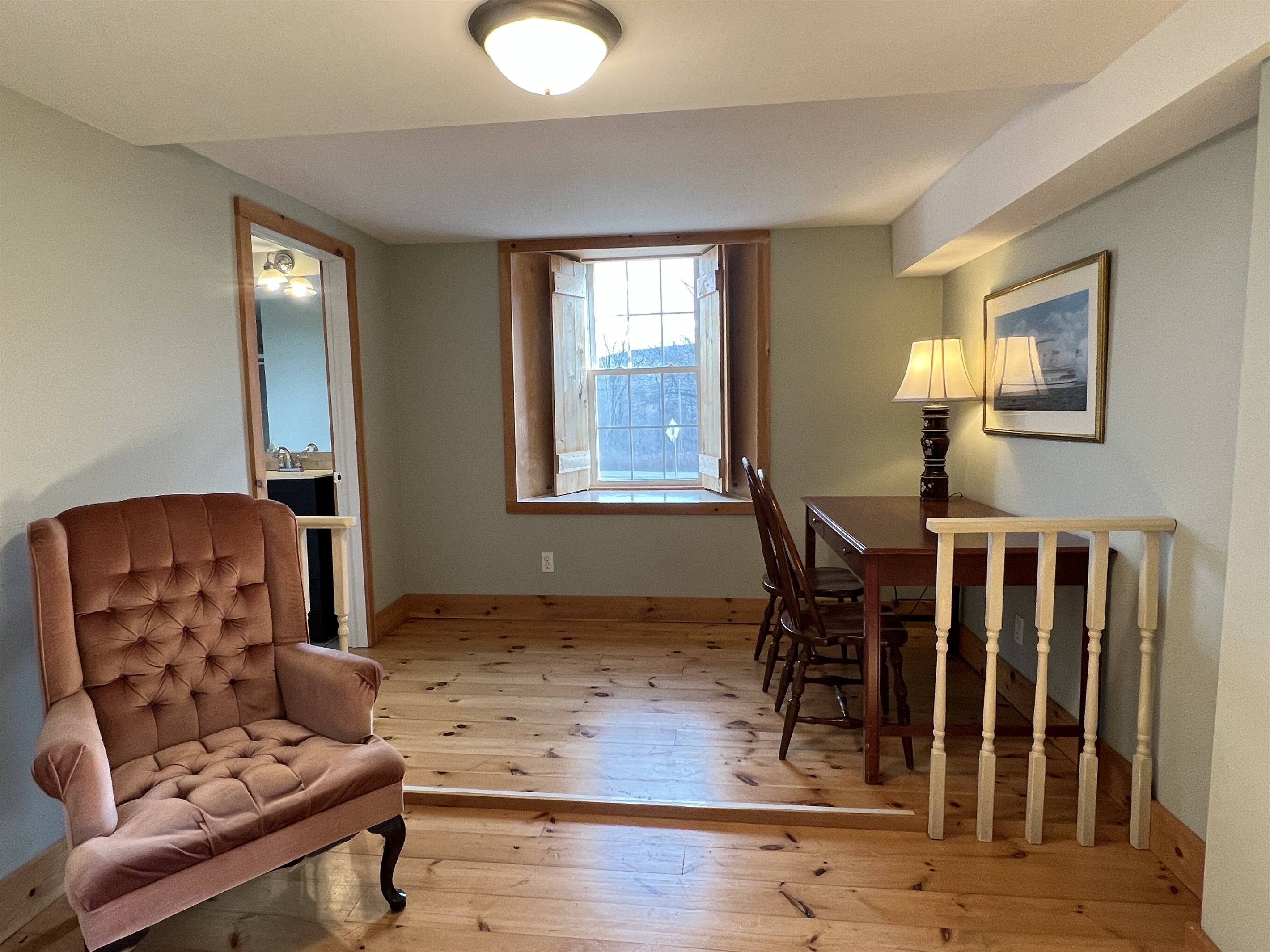 Sitting and desk area in Queen #1