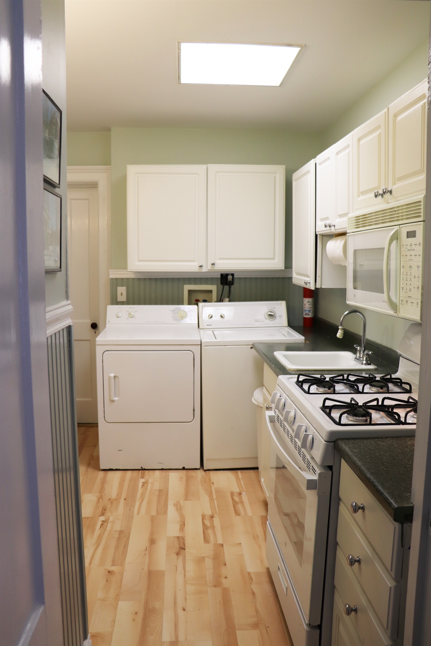 Kitchen complete with washer & dryer.