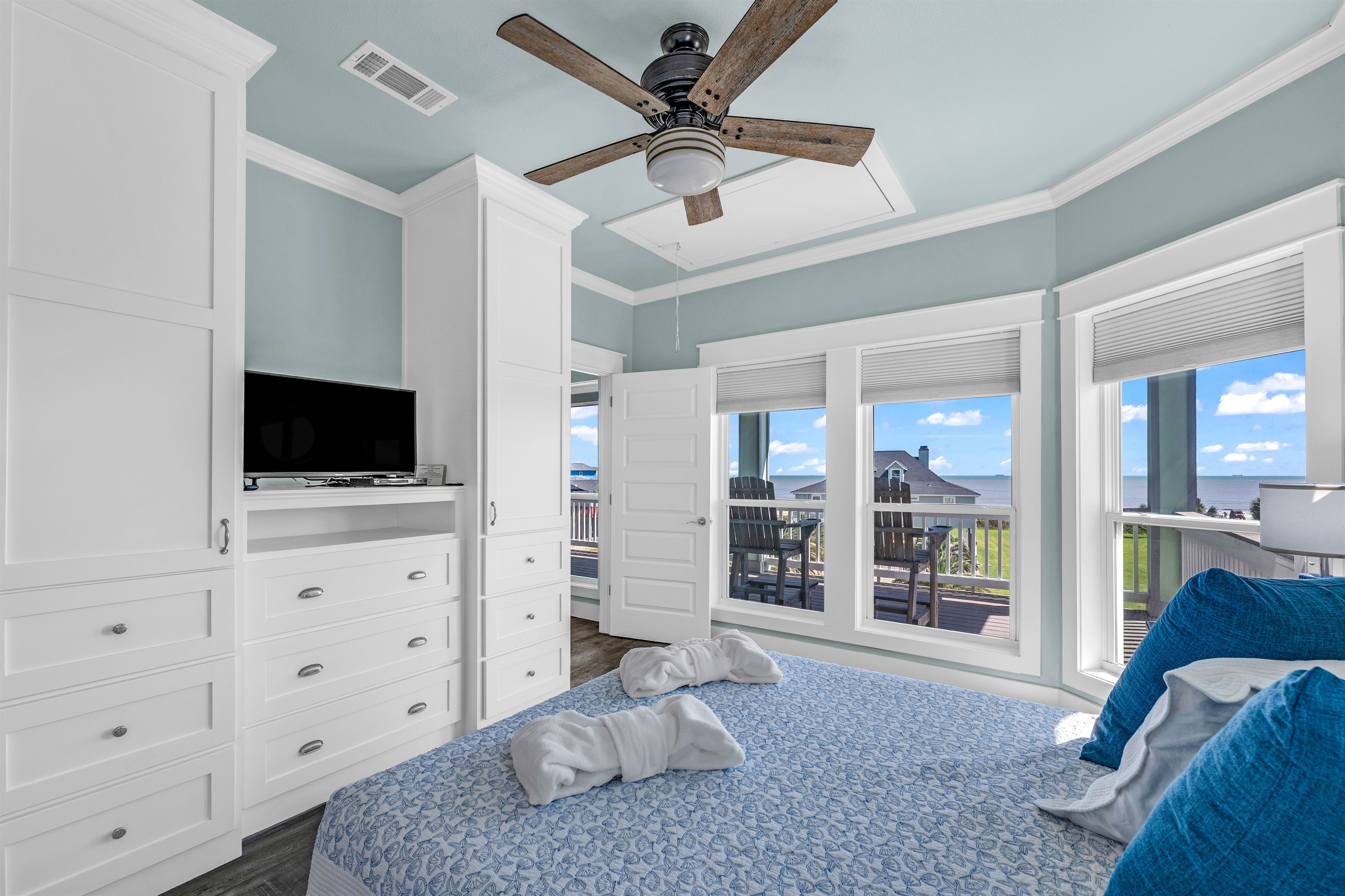 Crystal Paradise Bedroom 3: Cozy queen bedroom filled with light and welcoming ambiance.
