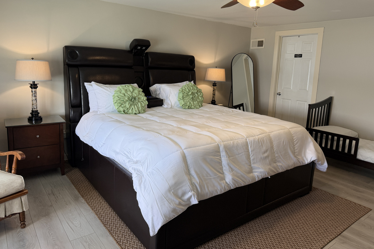 2nd floor King with lake views and ensuite
