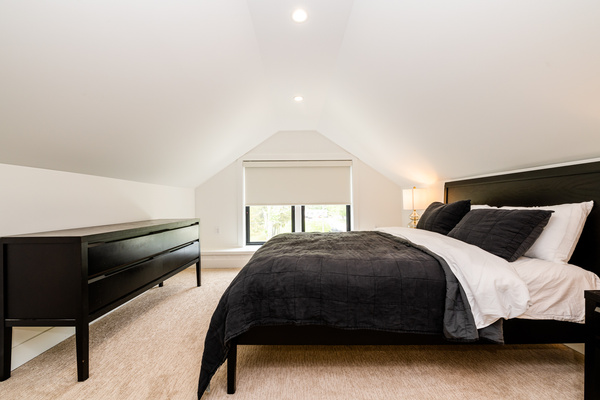 Queen bed, blackout shades