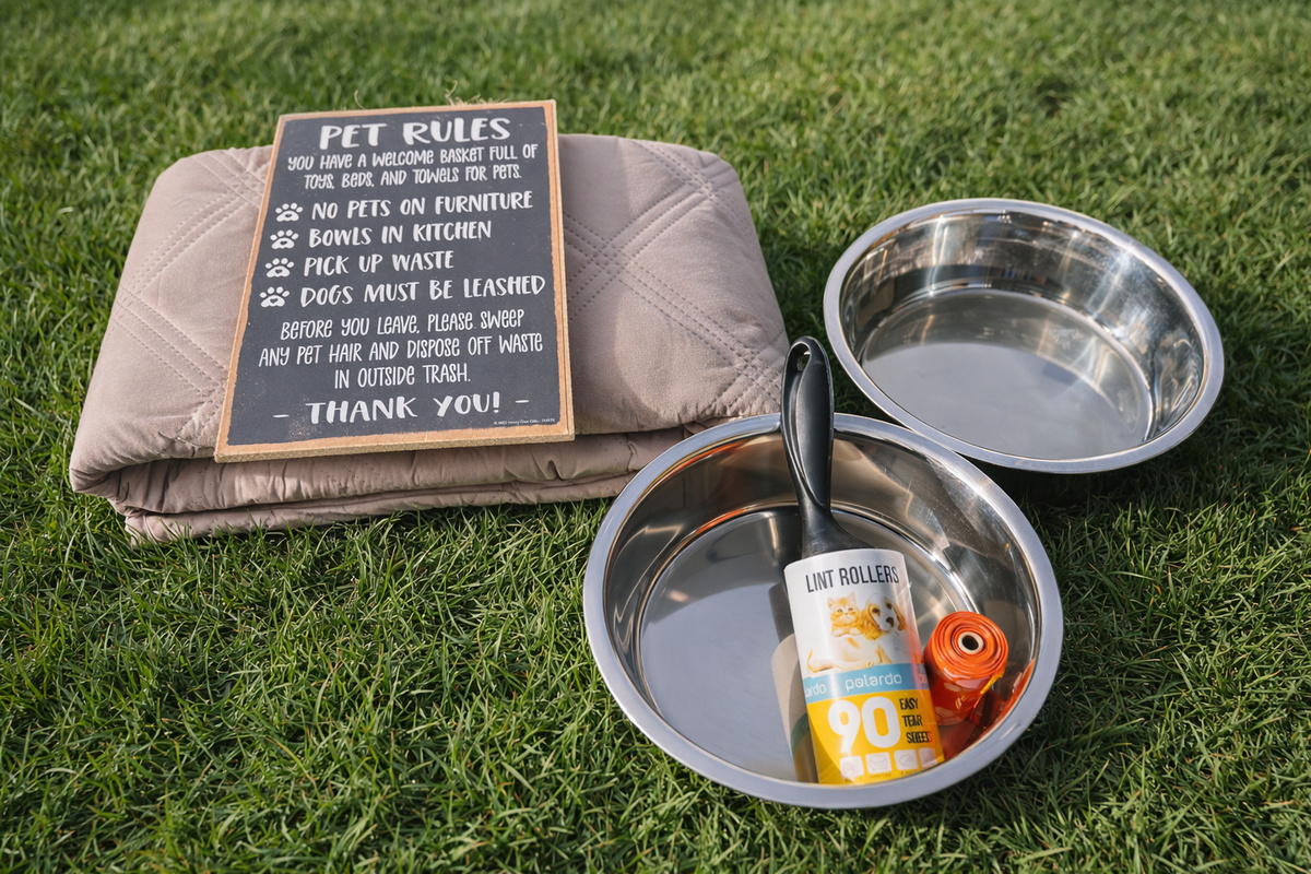 {Pet Welcome Kit} Dogs are part of the adventure too—bowls, towels, treats, and thoughtful Everwild touches are ready for your stay.