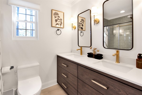 The new hallway bathroom offers ample space, so everyone can enjoy a comfortable and relaxed experience without feeling crowded.