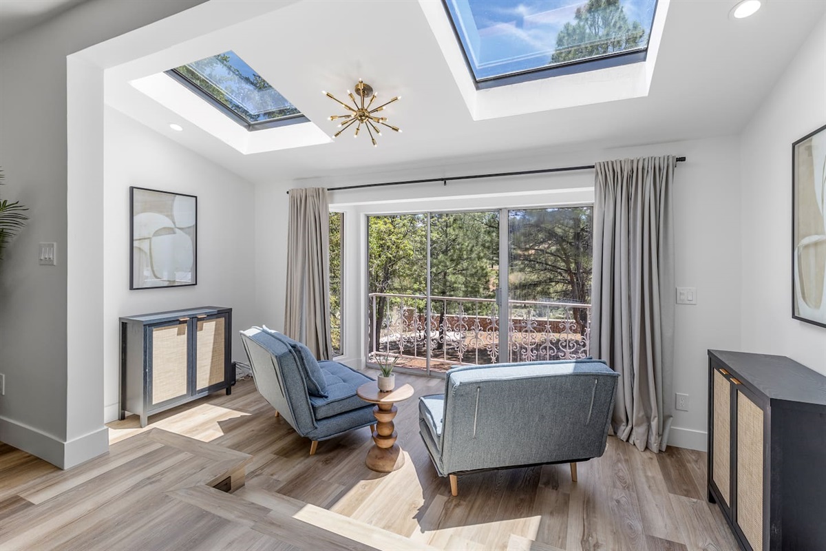 Sitting room in Main Level master