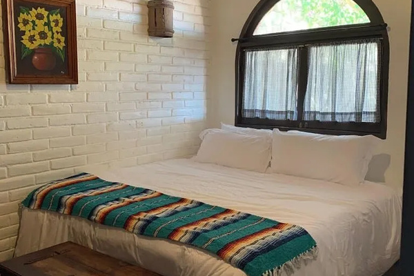 King-size bed
Luxury linens
Ceiling fan
En-suite bathroom