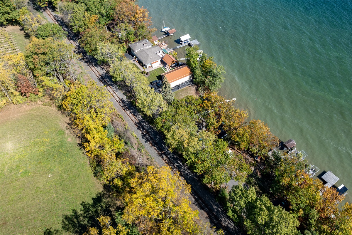 Private retreat surrounded by nature — where lake views meet total tranquility.
