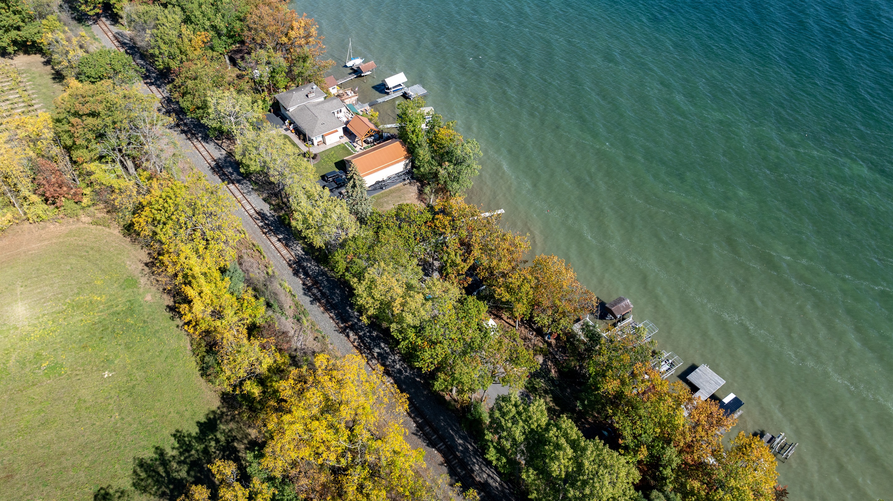 Private retreat surrounded by nature — where lake views meet total tranquility.