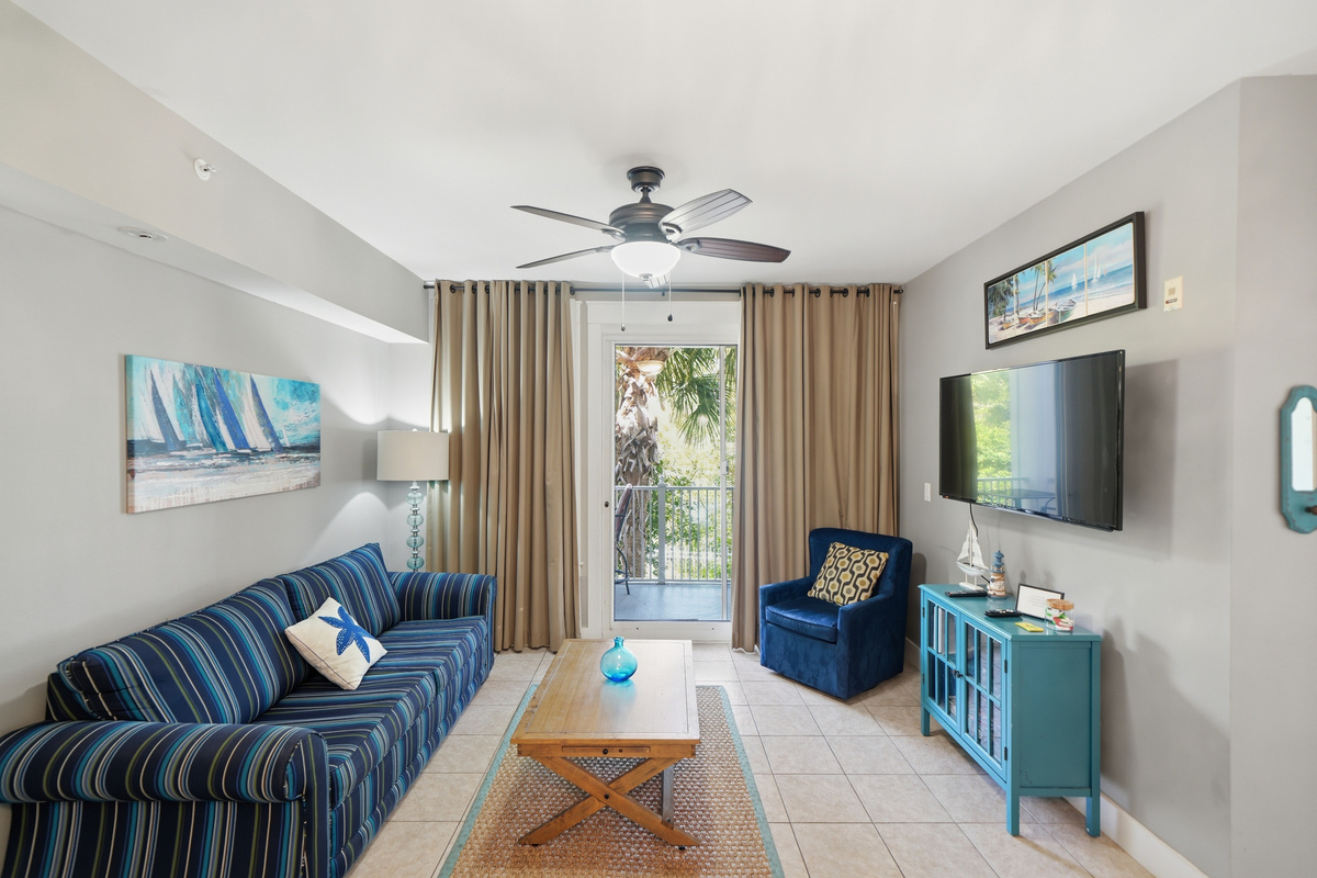 Large common living-area with brand new couch and decor!