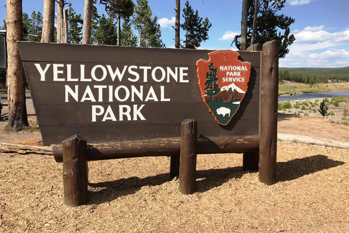 Yellowstone National Park only 30 min drive.