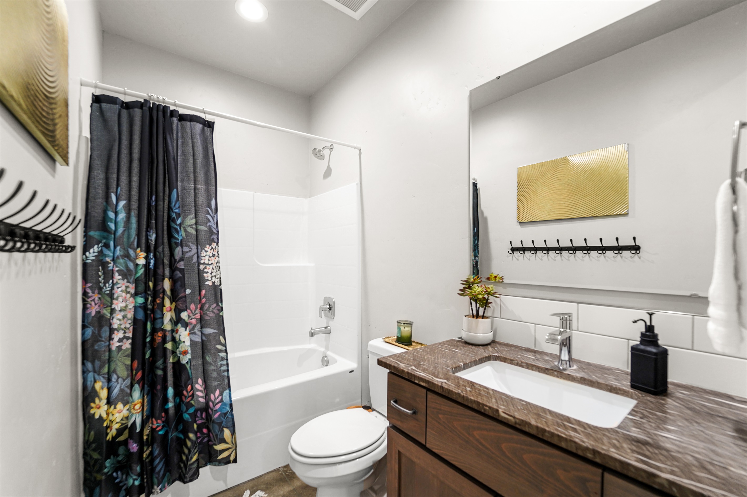 Simple and functional bathroom