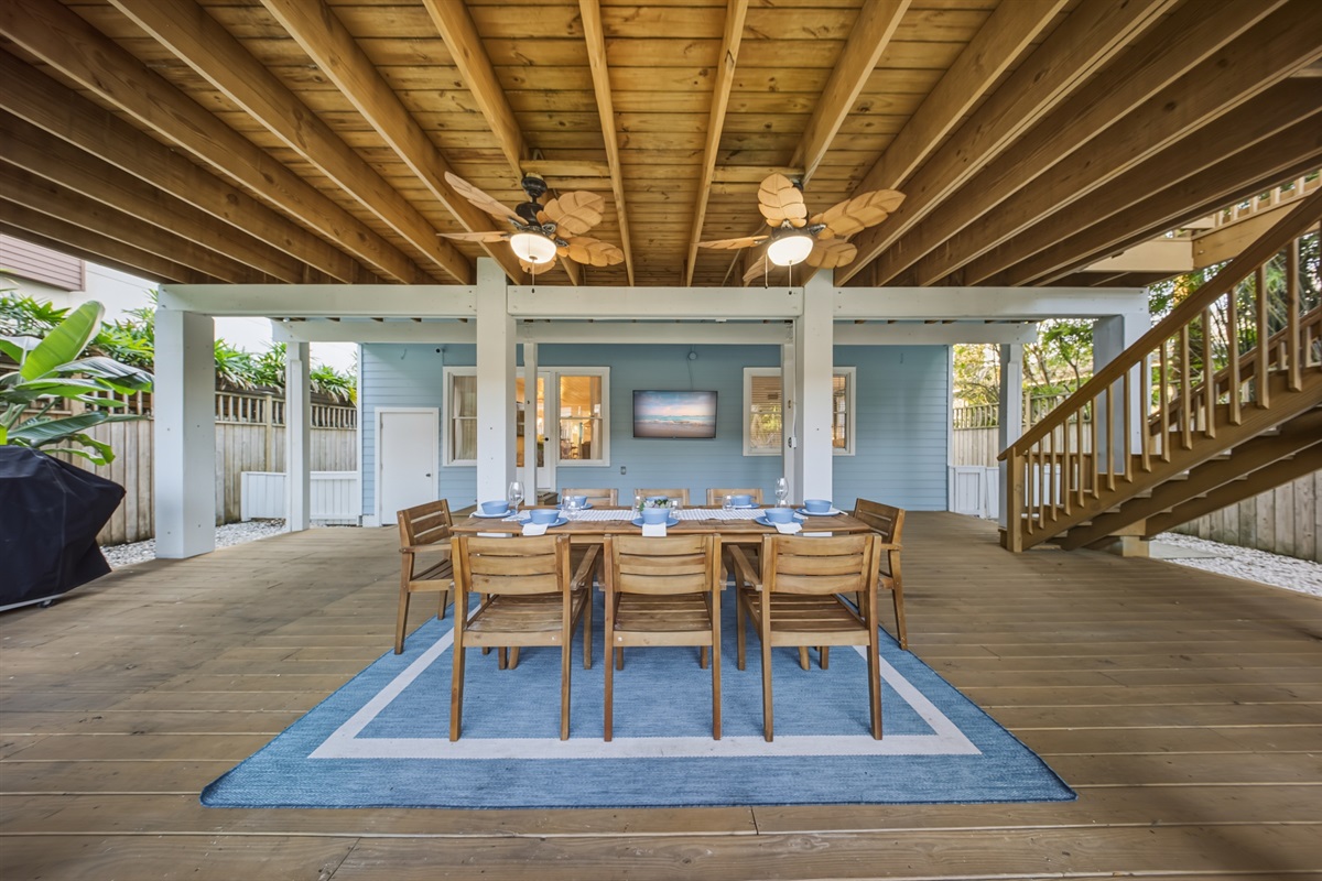 Backyard entertaining made easy - covered dining and lounge space for the whole group