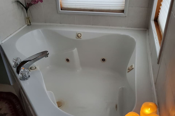 Jetted Tub pic 2