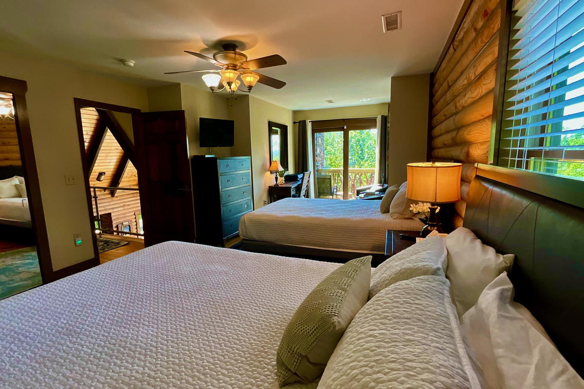 Upper Level Bedroom (2 Queen Beds) with Private Bath