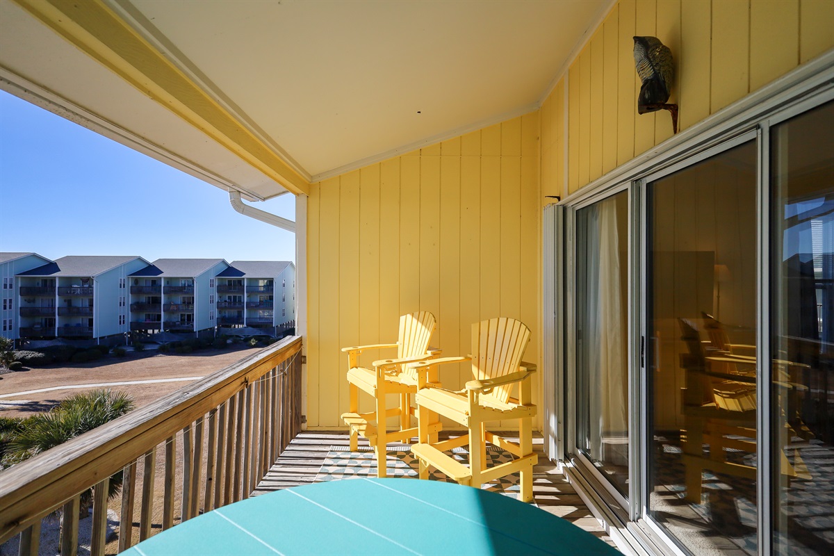 Relaxation awaits with this balcony furniture!