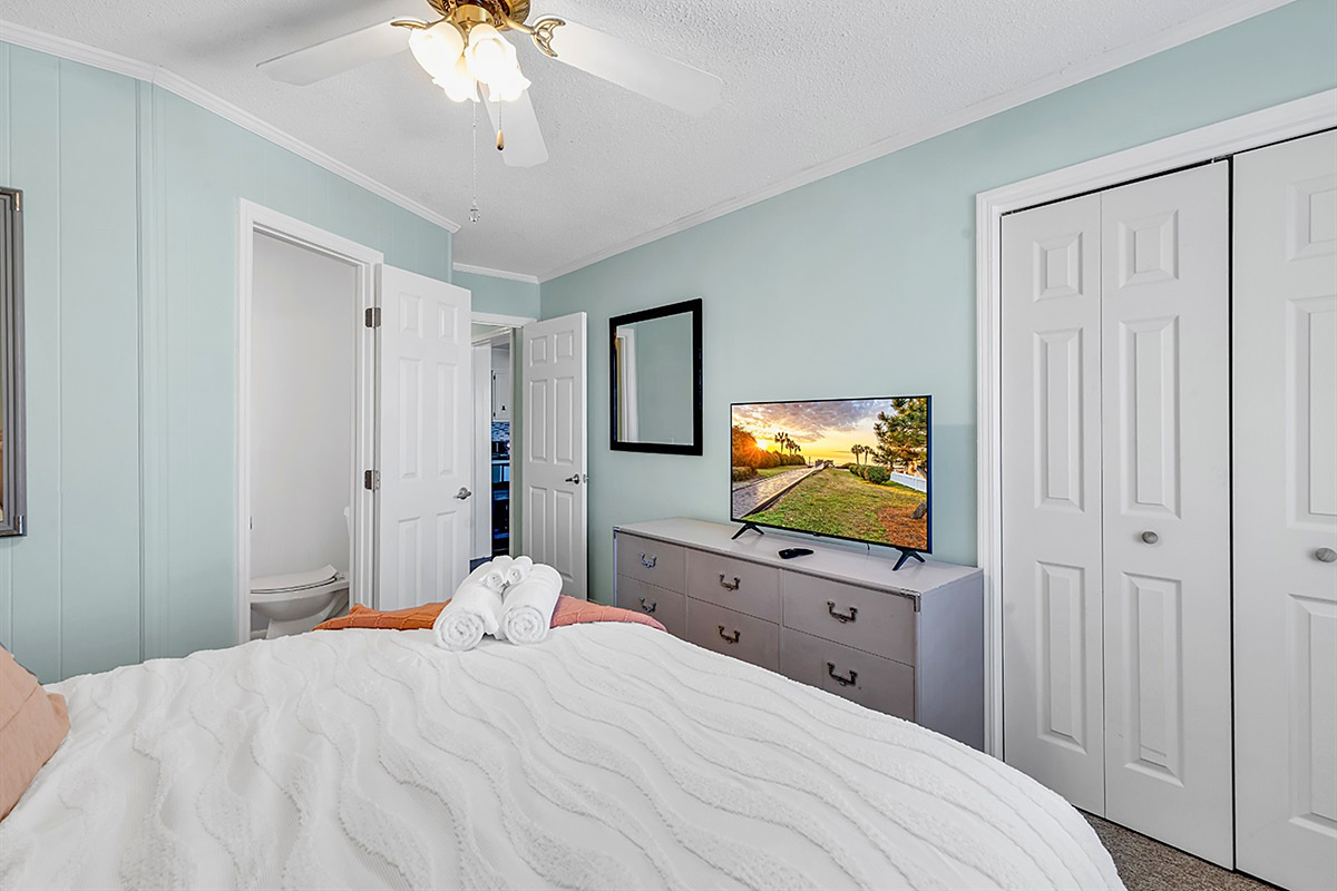 Primary Bedroom – Closet space and smart TV