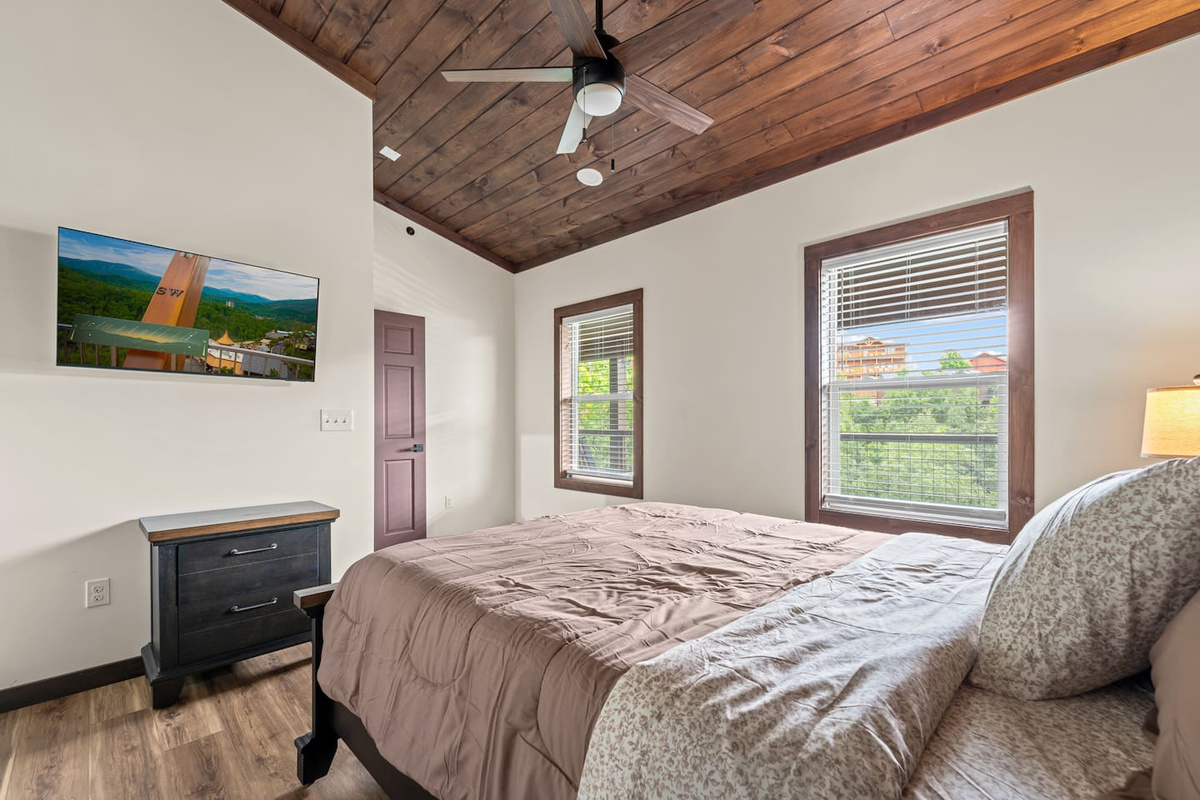 upstairs queen bedroom 