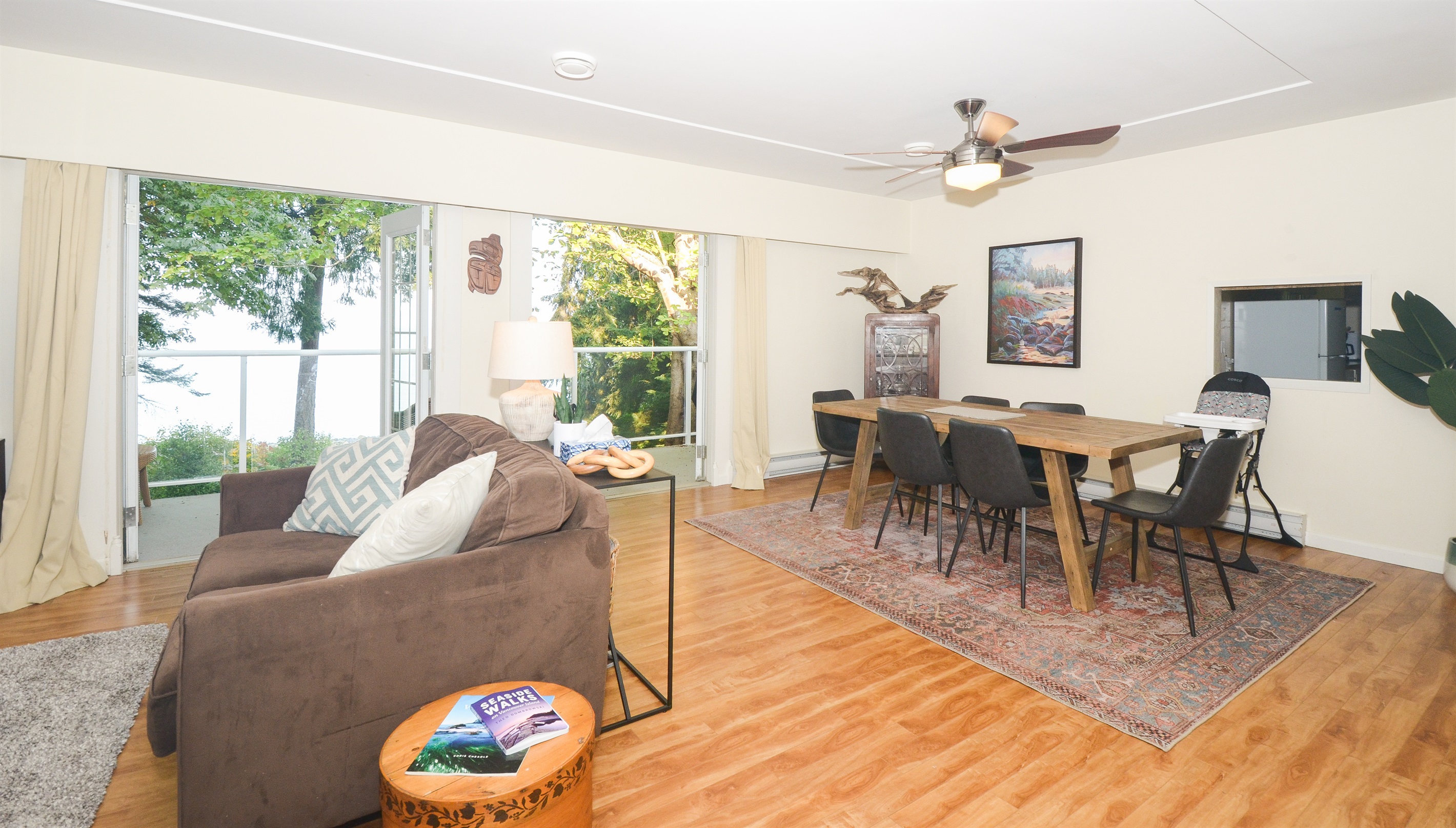 Spacious dining area with seating for six + high chair