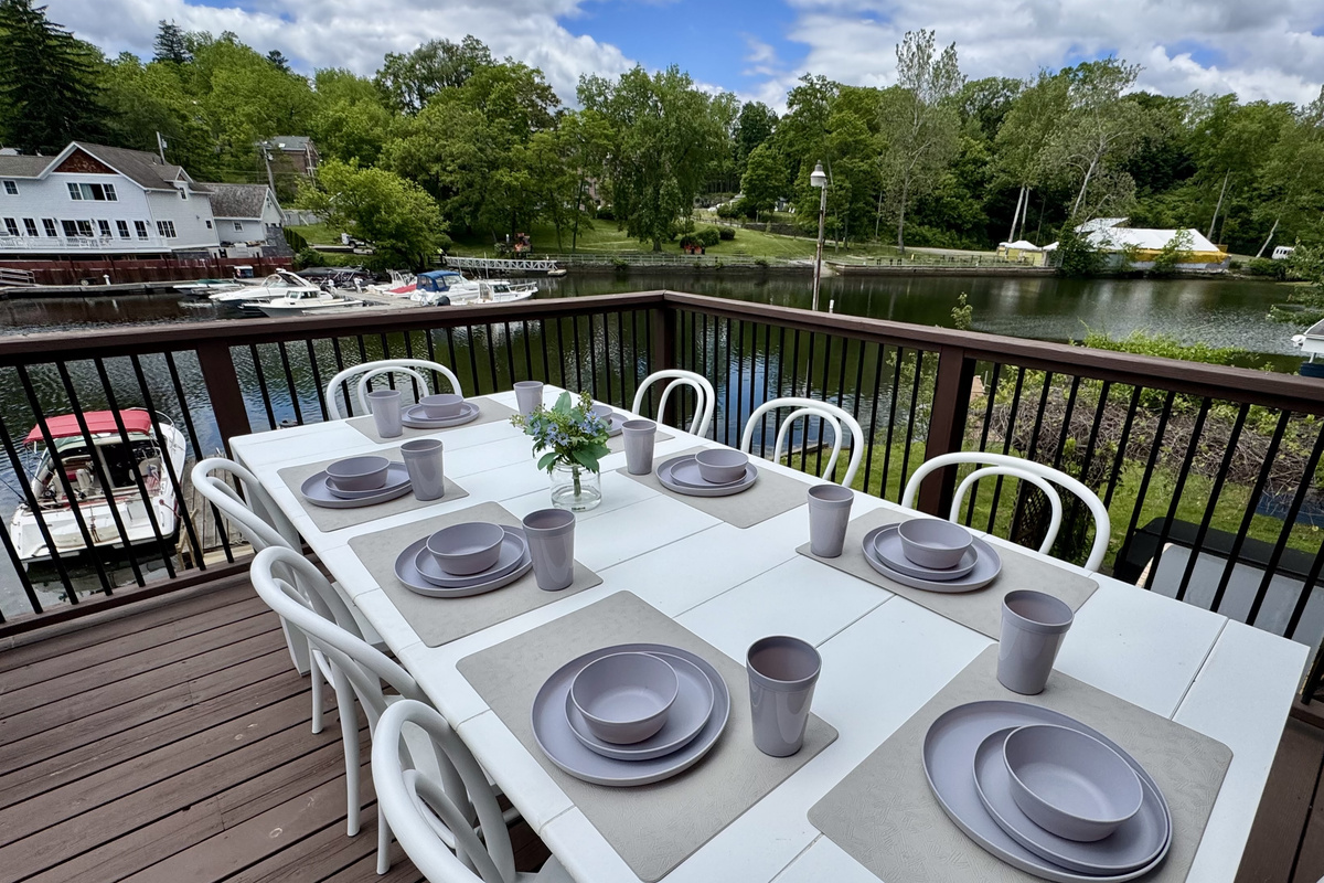 Waterfront dining with front-row views of the Esopus Creek