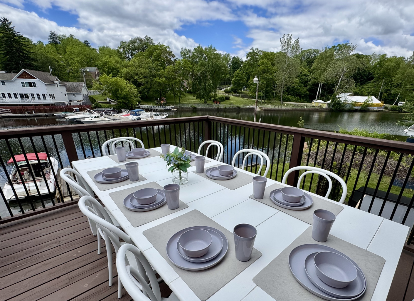 Waterfront dining with front-row views of the Esopus Creek