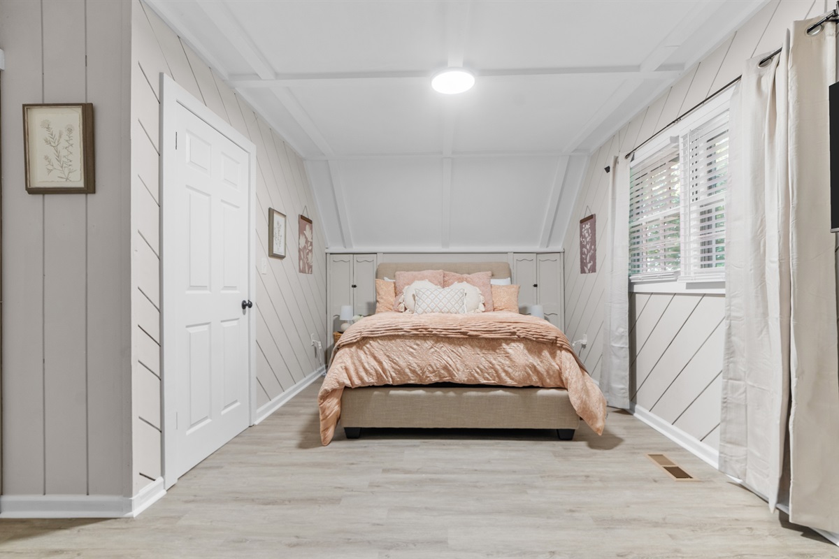 Upstairs bedroom (queen bed) - Creekside Cottage 